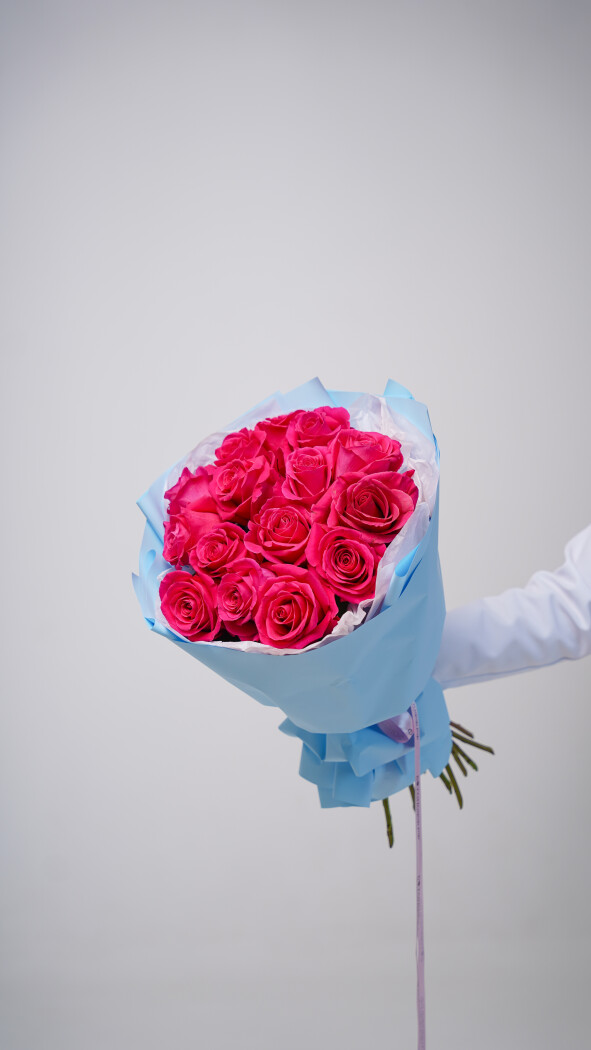15 малиновых роз в оформлении №66
