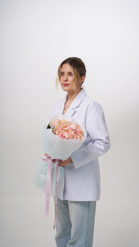 9 розовых роз в оформлении №59