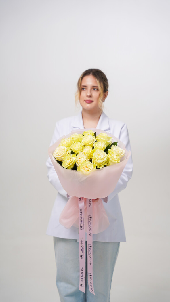 15 белых роз в оформлении №54