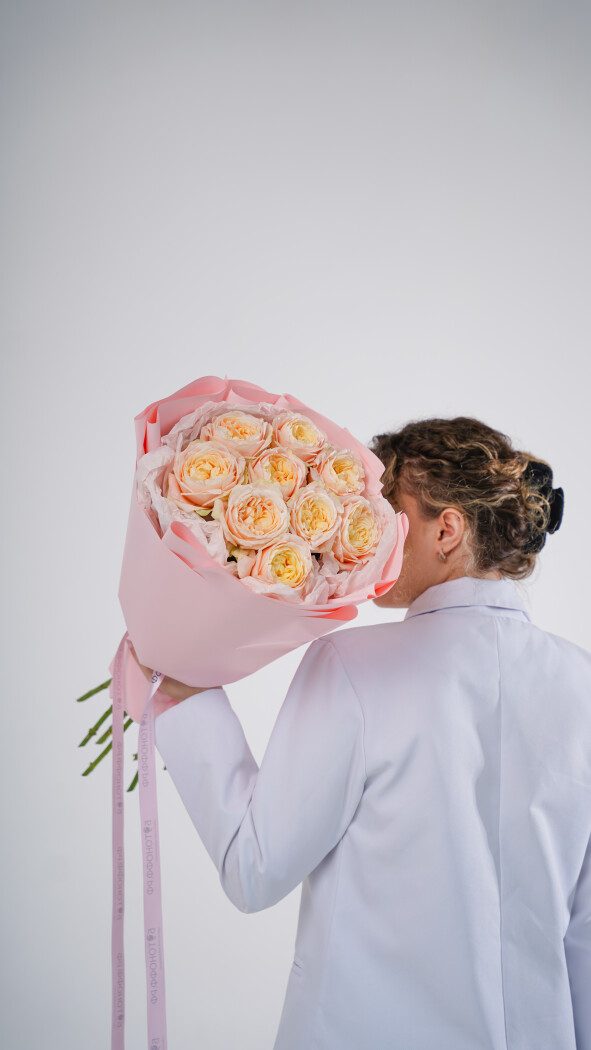 9 кремовых пионовидных роз в оформлении №2