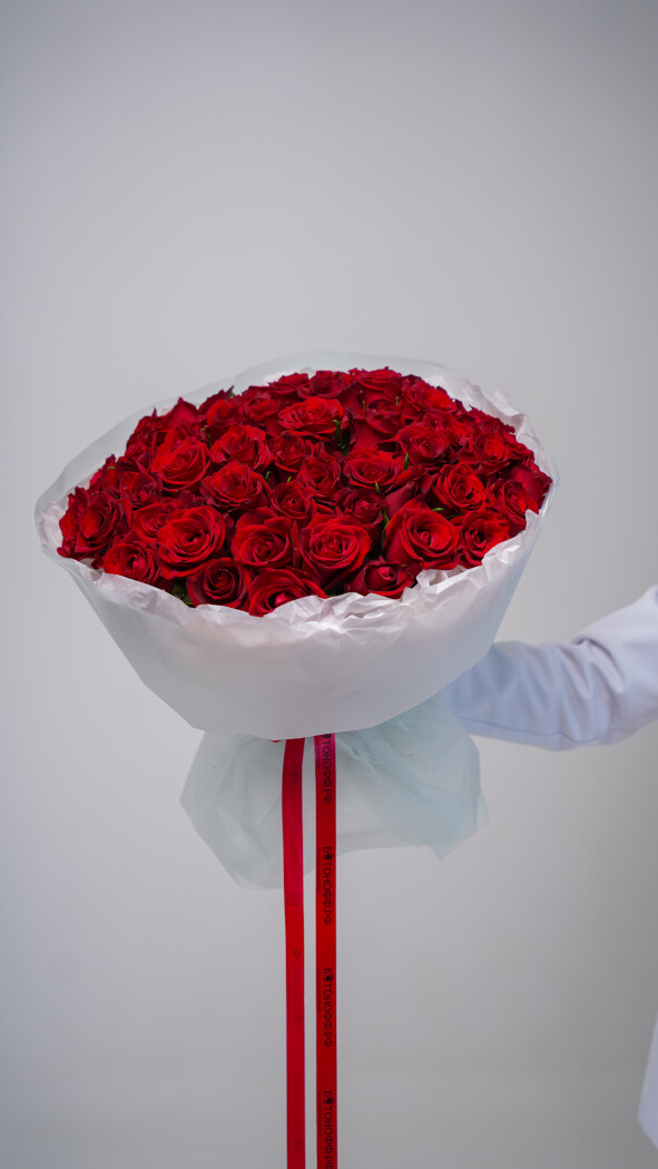 51 красная роза в оформлении №32