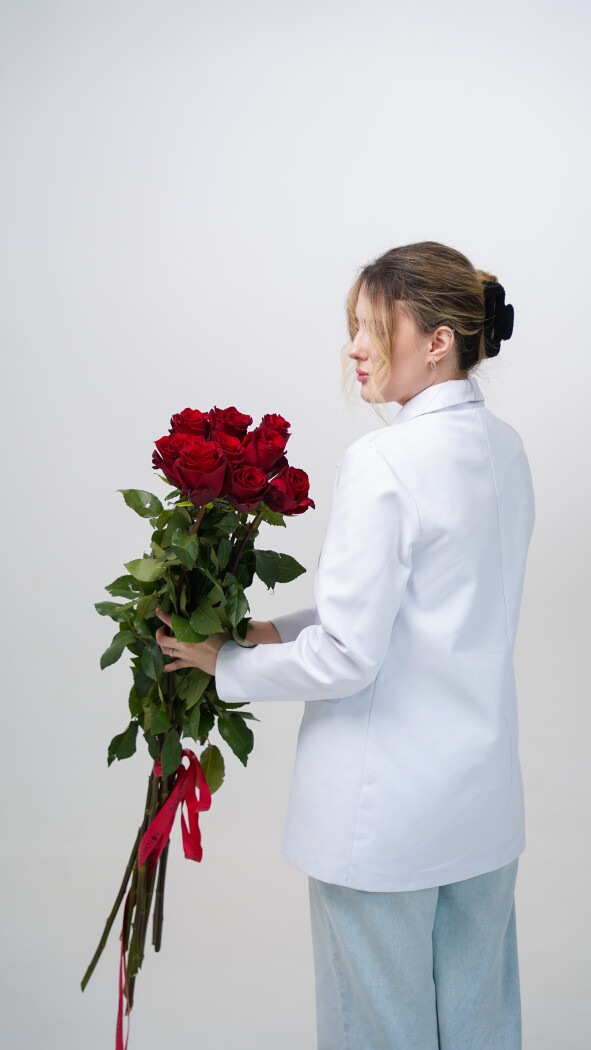 9 красных метровых роз под ленту №47