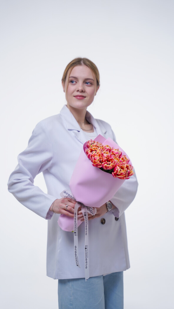 15 пионовидных тюльпанов в оформлении №358