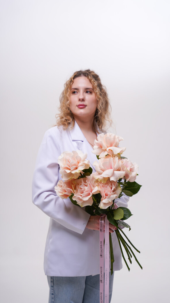 9 розовых роз под ленту №276