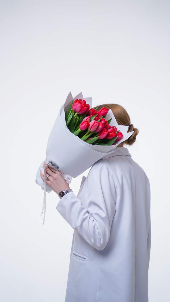 35 красных тюльпанов в оформлении №375