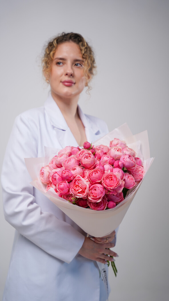 9 розовых кустовых роз в оформлении №26