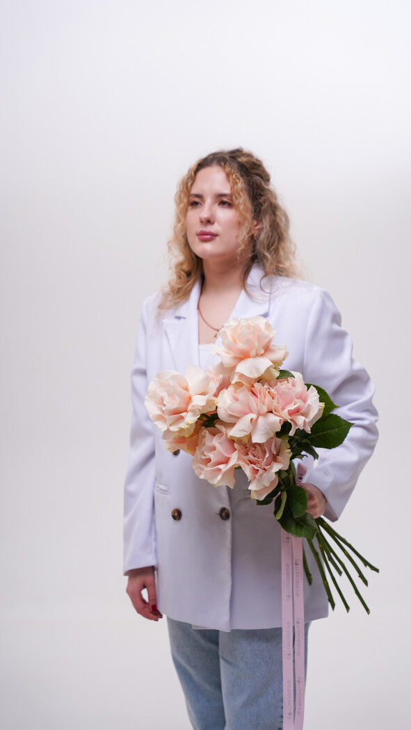 9 розовых роз под ленту №276