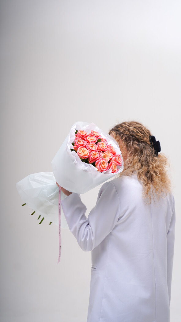 15 коралловых роз в оформлении №235