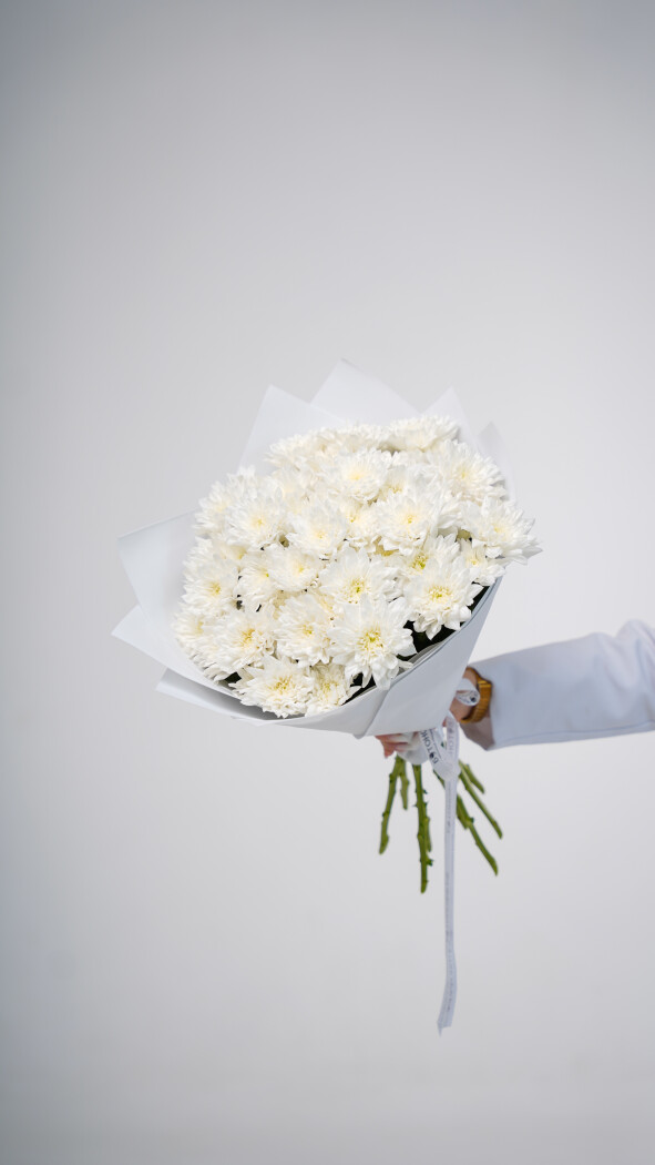9 белых хризантем в оформлении №71