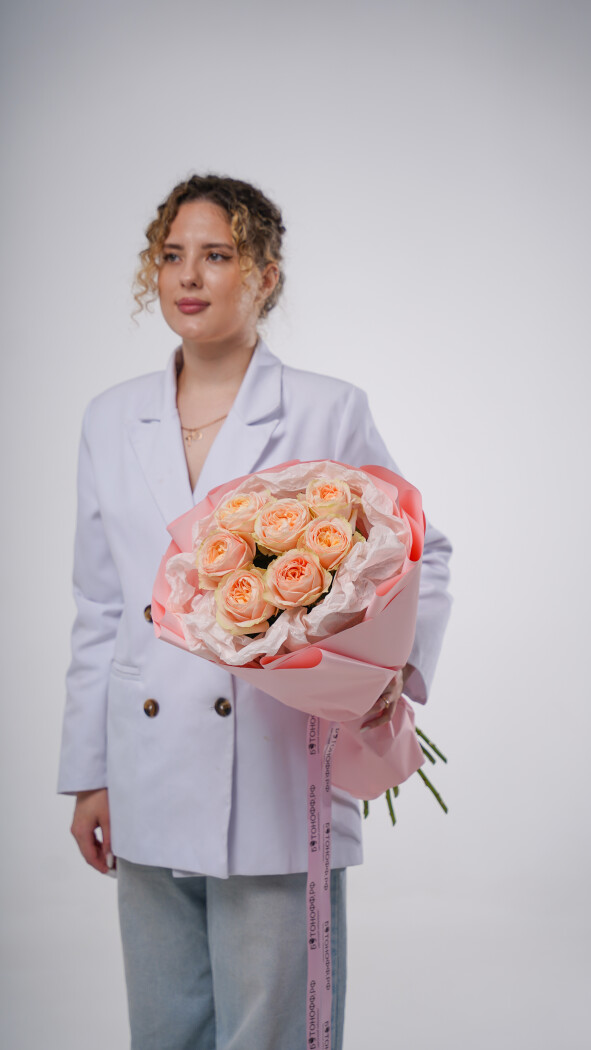 7 кремовых пионовидных роз в оформлении №1