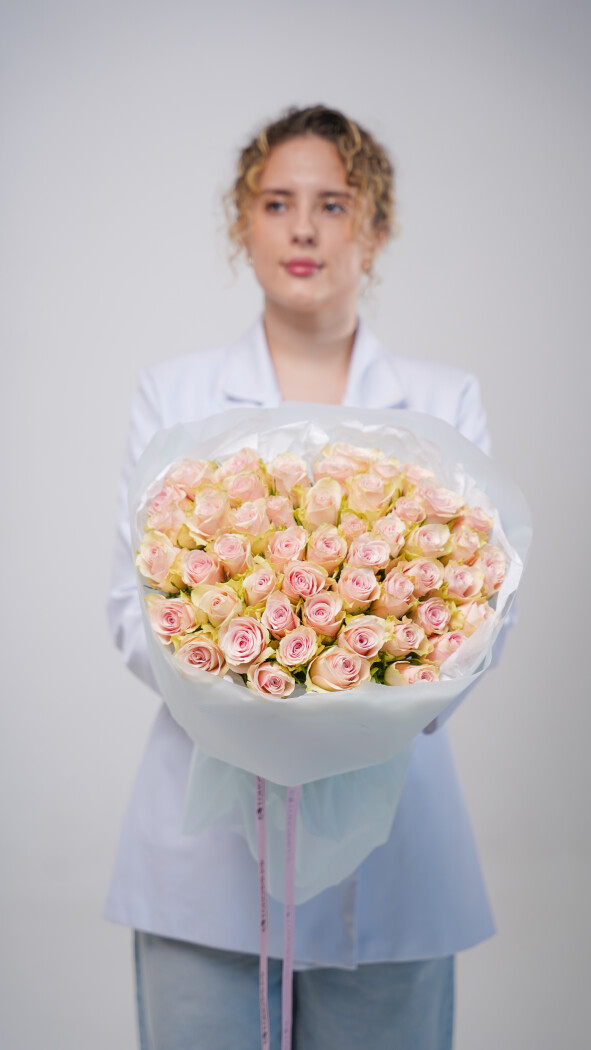 51 нежно-розовая роза в оформлении №38