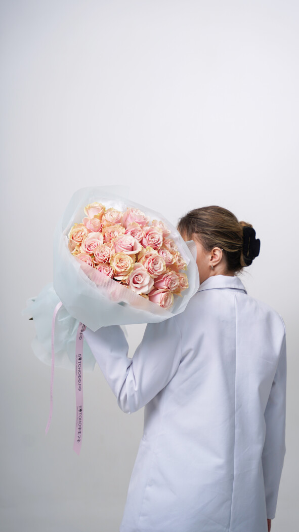 25 розовых роз в оформлении №61