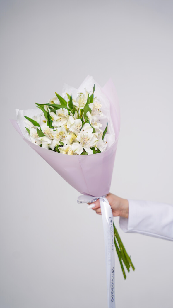 5 белых альстромерий в оформлении №88