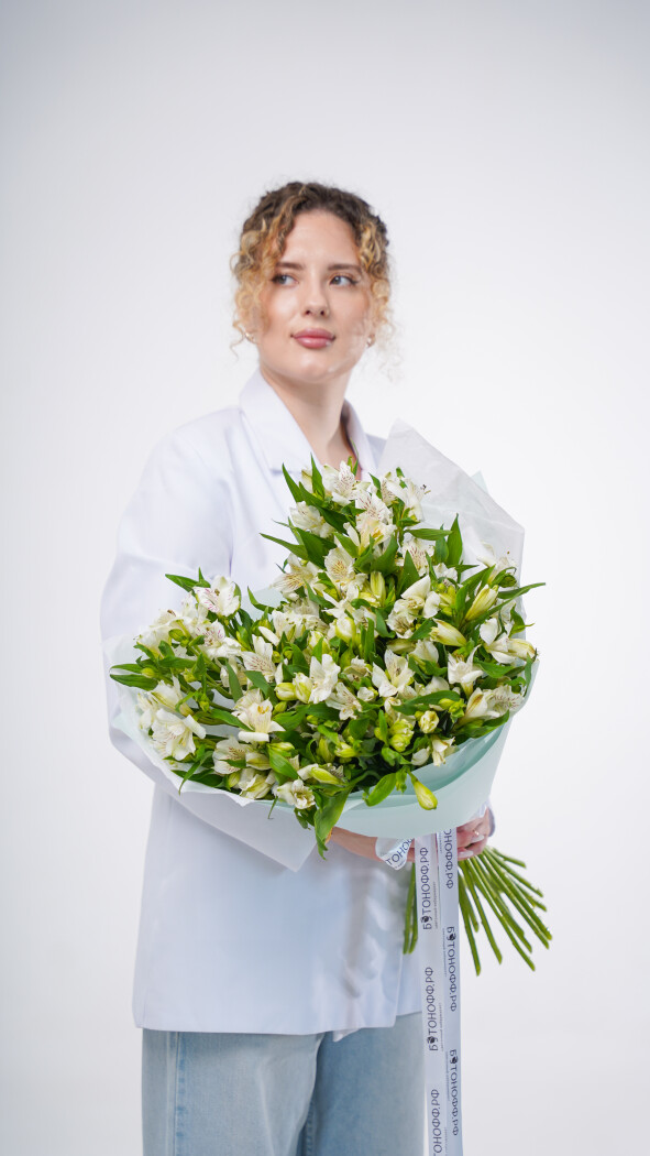 25 белых альстромерий в оформлении №92