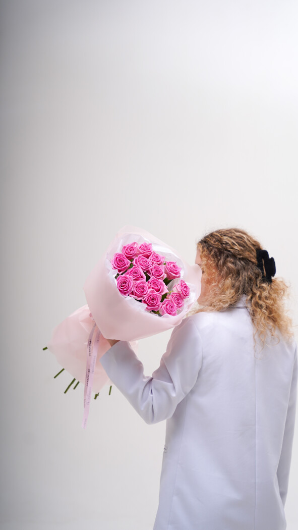 15 розовых роз в оформлении №232