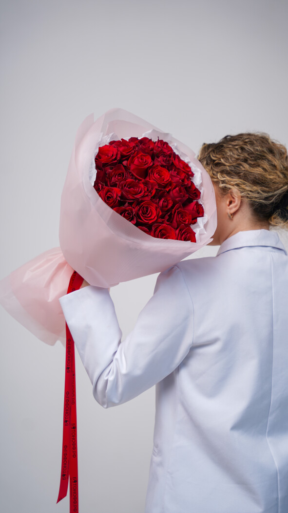 25 красных роз в оформлении №31
