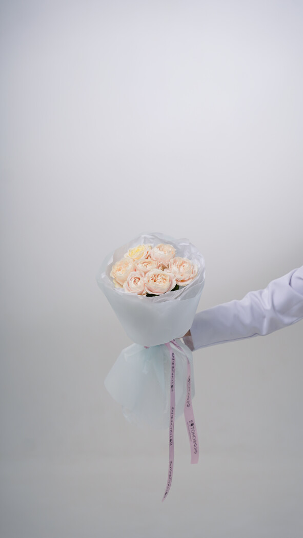 7 бледно-розовых пионовидных роз в оформлении №7