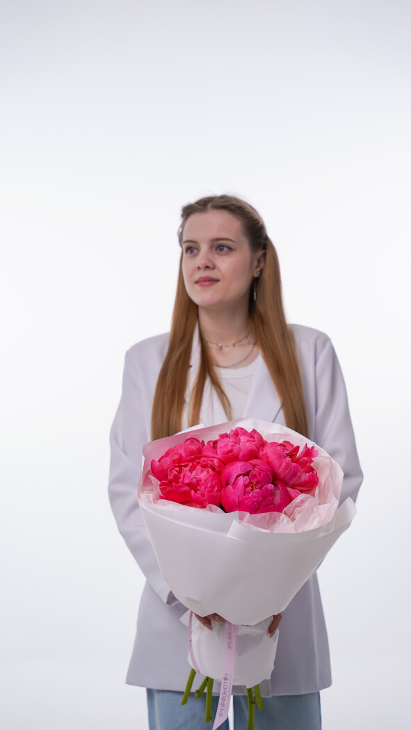 5 коралловых пионов в оформлении №133
