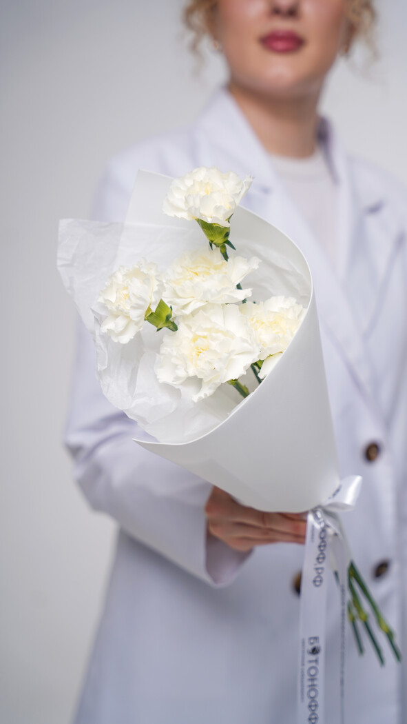 5 белых диантусов в оформлении №100