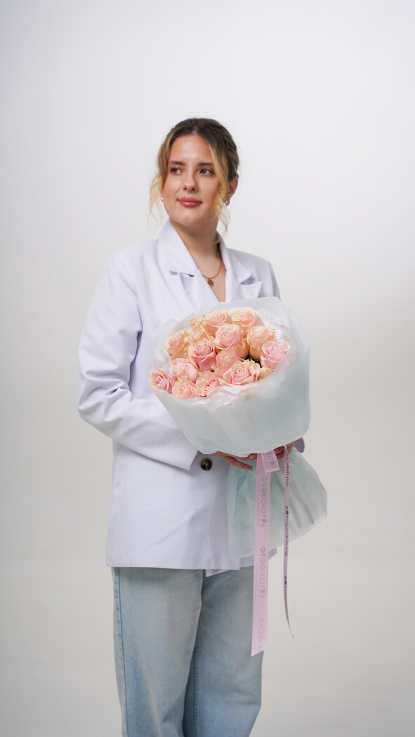 15 розовых роз в оформлении №60