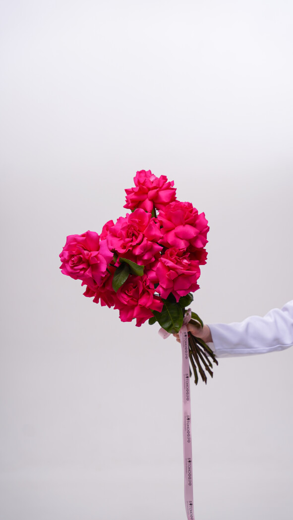 9 малиновых роз под ленту №274