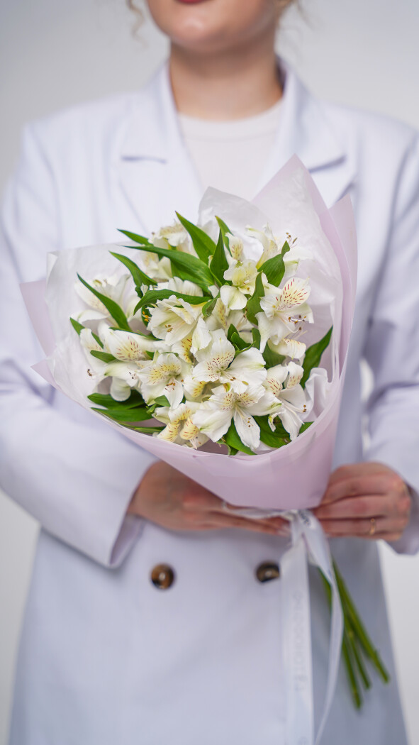 5 белых альстромерий в оформлении №88