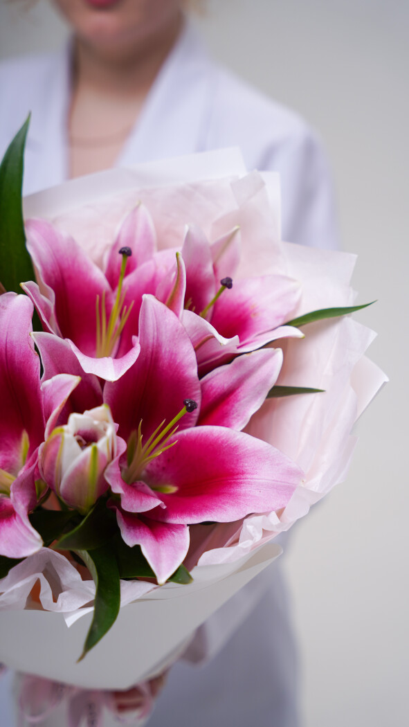 3 розовые лилии в оформлении №179