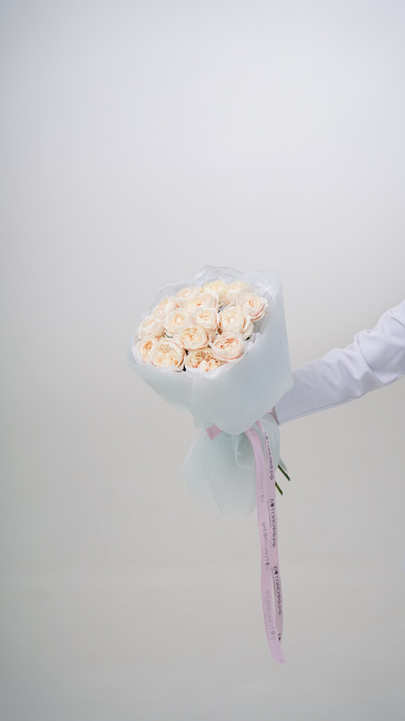 15 бледно-розовых пионовидных роз в оформлении №9