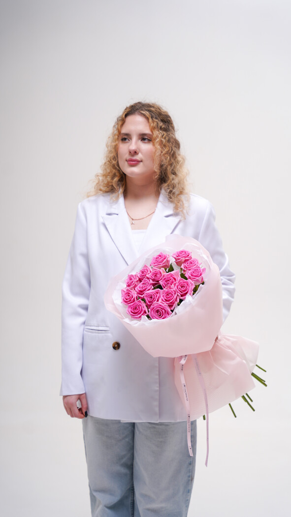 15 розовых роз в оформлении №232