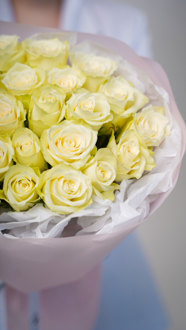 25 белых роз в оформлении №34