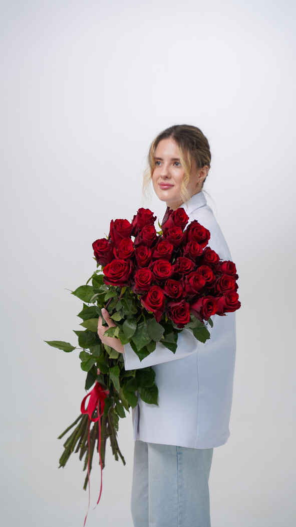 25 красных метровых роз под ленту №49