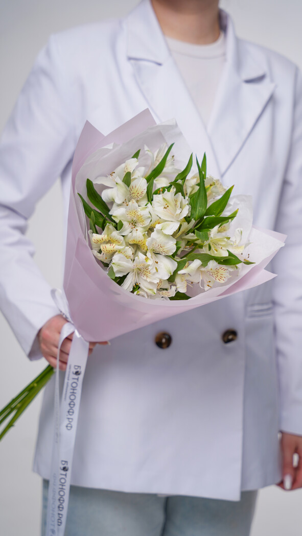 5 белых альстромерий в оформлении №88