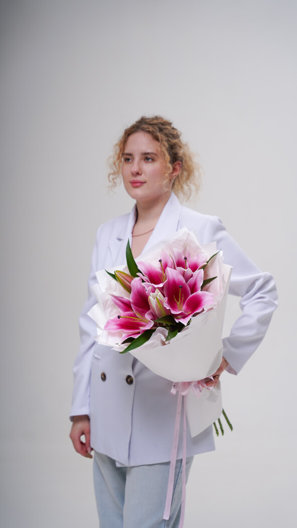 3 розовые лилии в оформлении №179