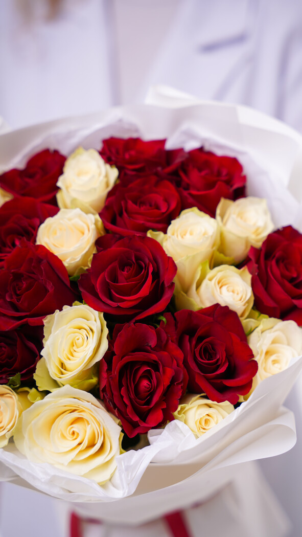 25 роз микс в оформлении №316