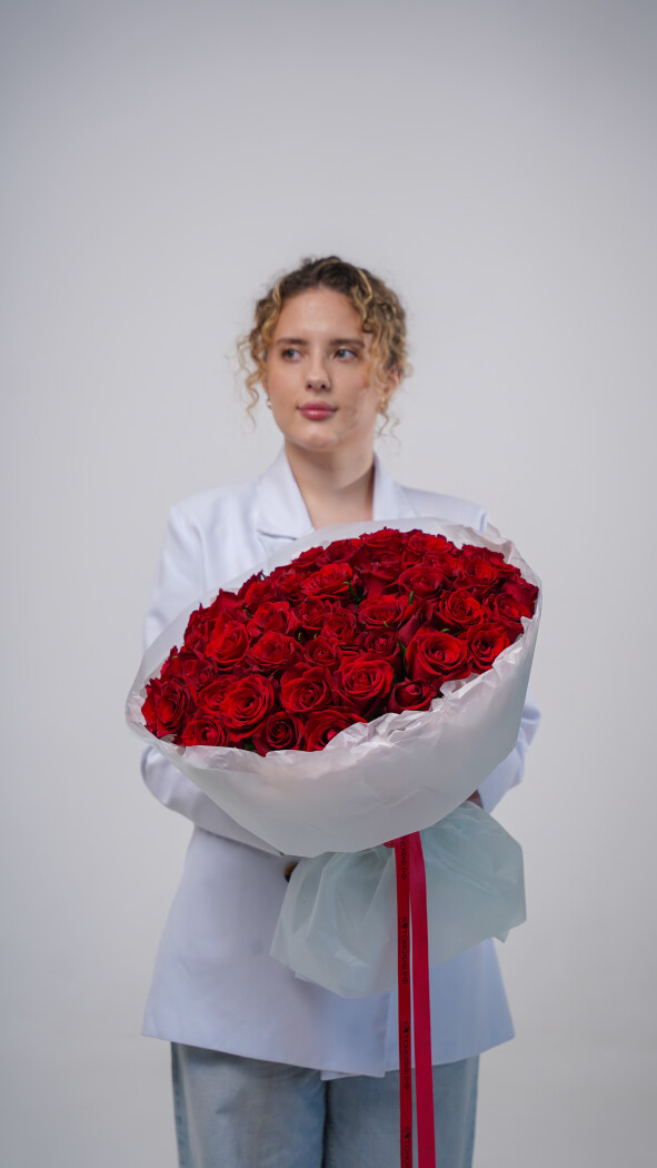 51 красная роза в оформлении №32