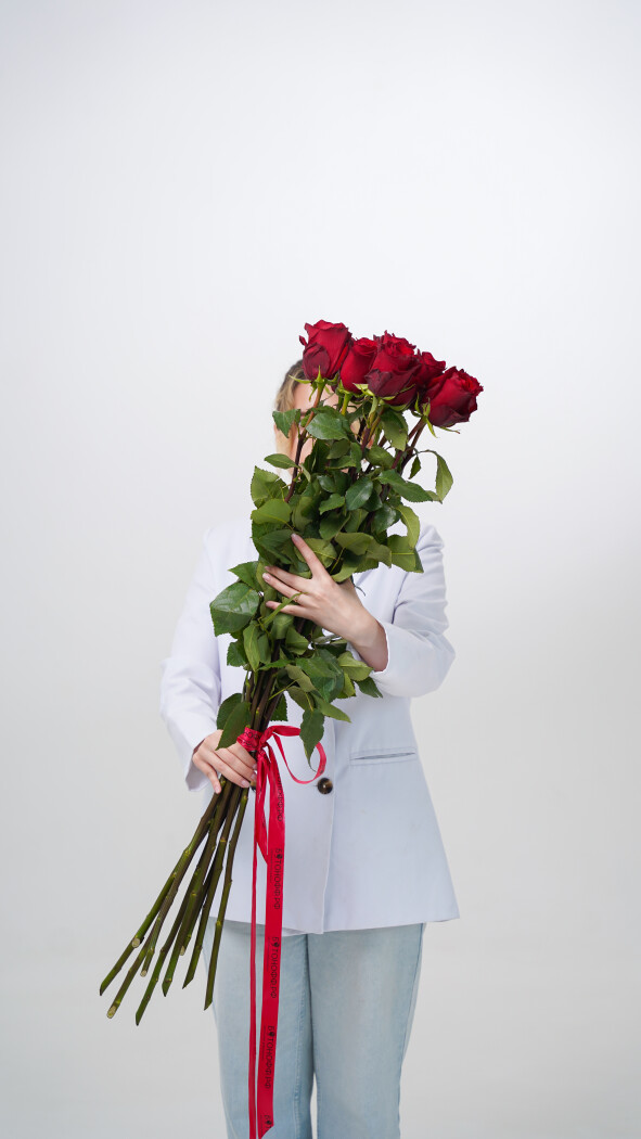 7 красных метровых роз под ленту №46