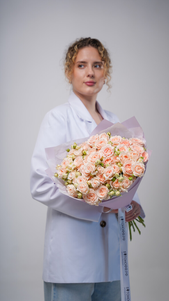 11 персиковых кустовых роз в оформлении №15