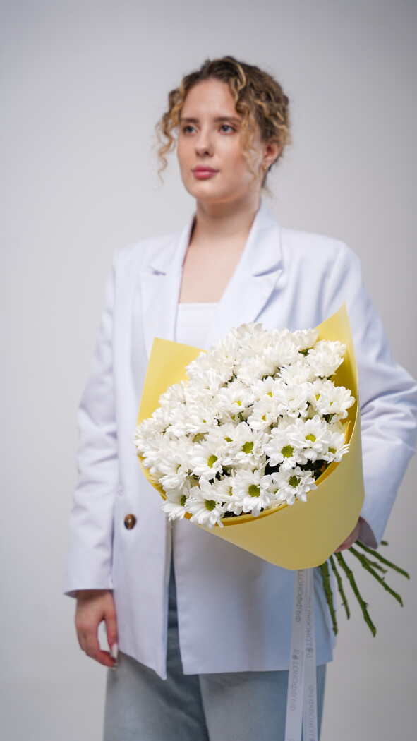 9 белых ромашковых хризантем в оформлении №77