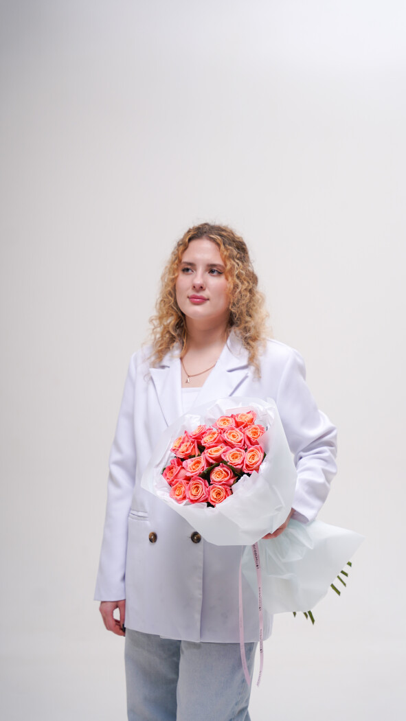 17 коралловых роз в оформлении №236