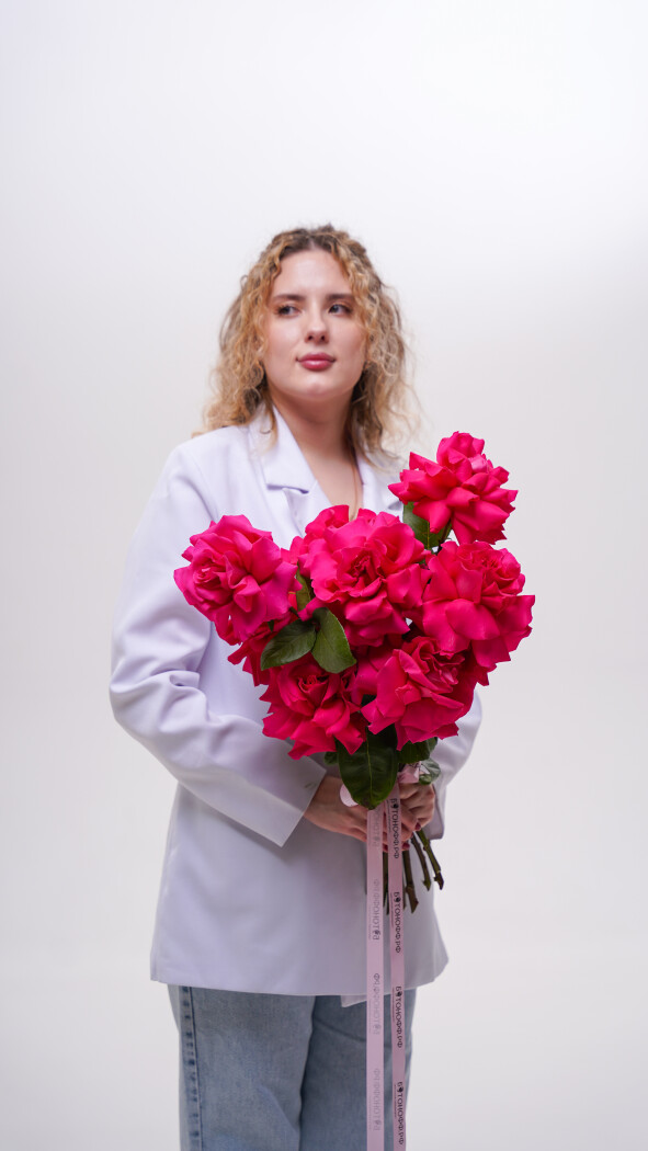 9 малиновых роз под ленту №274