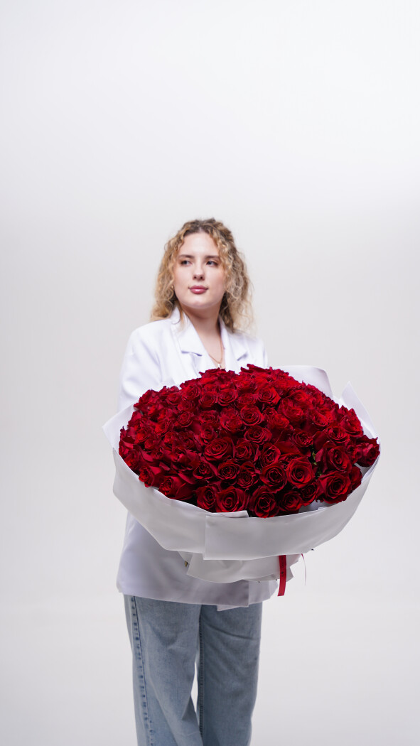 101 красная роза в оформлении №45