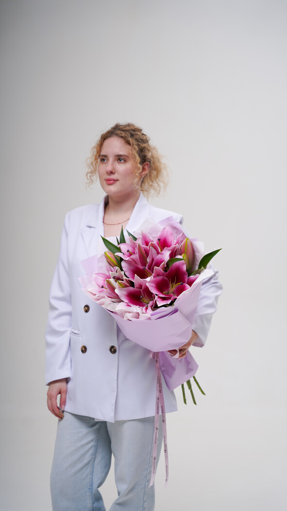 5 розовых лилий в оформлении №180