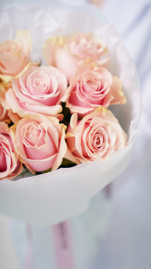 9 розовых роз в оформлении №59