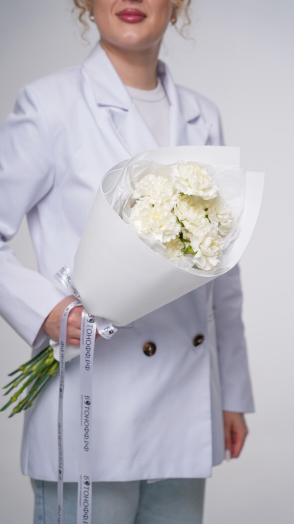 11 белых диантусов в оформлении №102