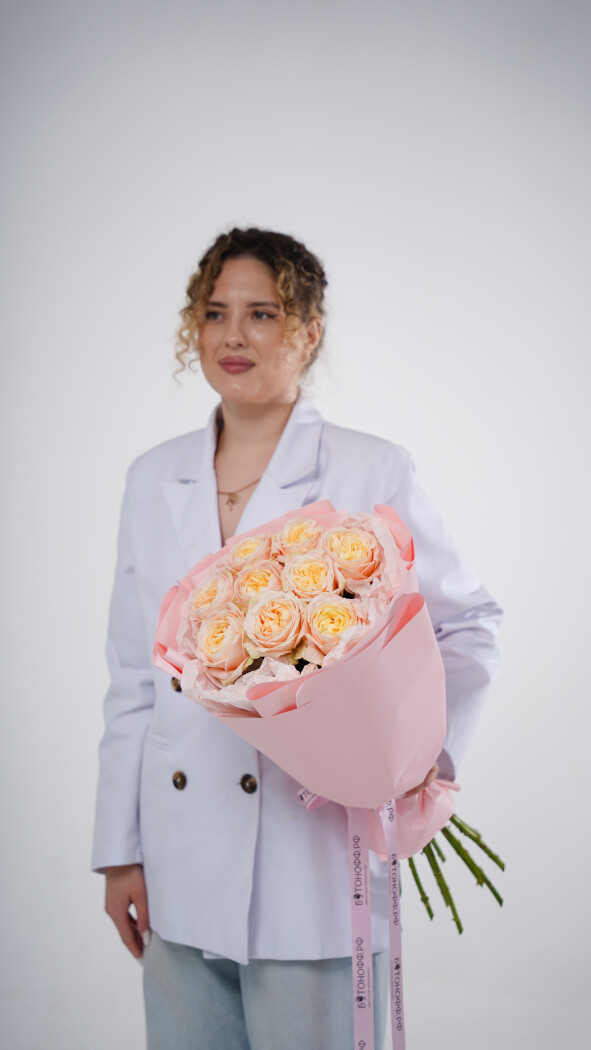 9 кремовых пионовидных роз в оформлении №2