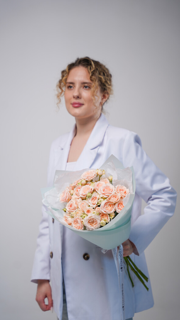 5 персиковых кустовых роз в оформлении №13