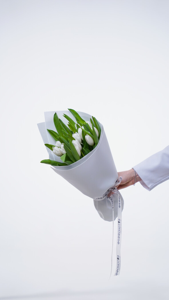 15 белых тюльпанов в оформлении №363