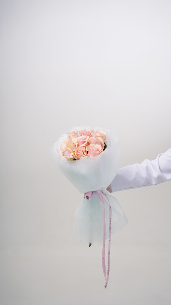 9 розовых роз в оформлении №59