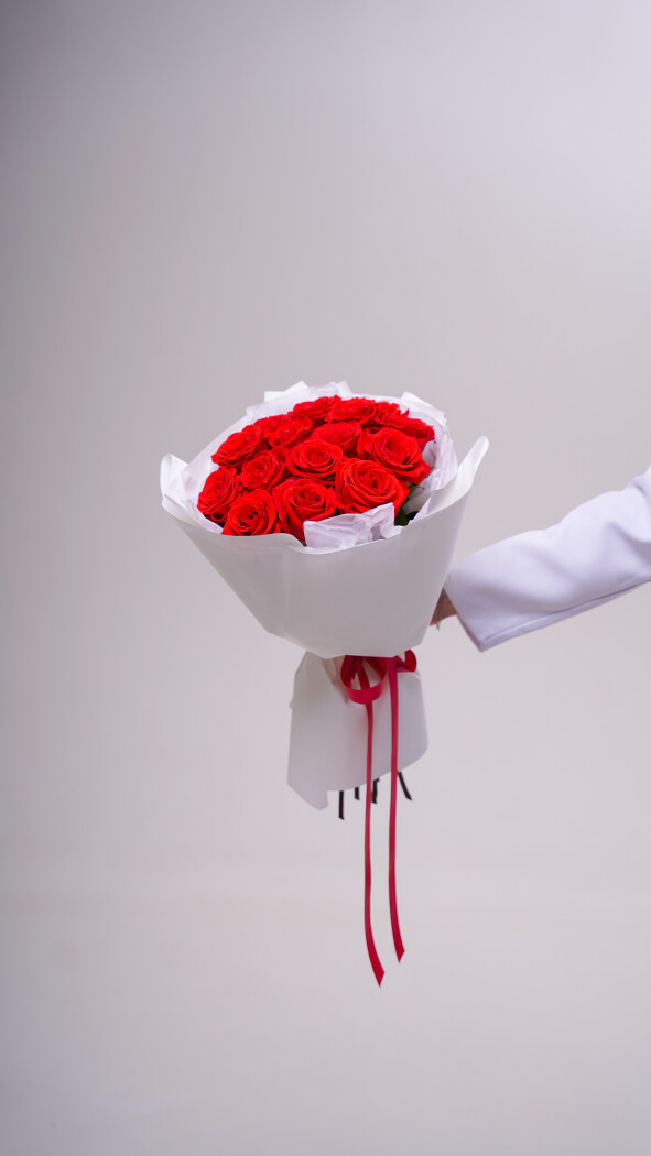 15 алых роз в оформлении №281