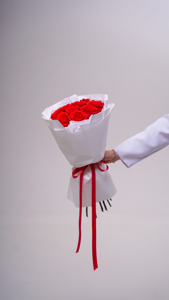 9 алых роз в оформлении №273